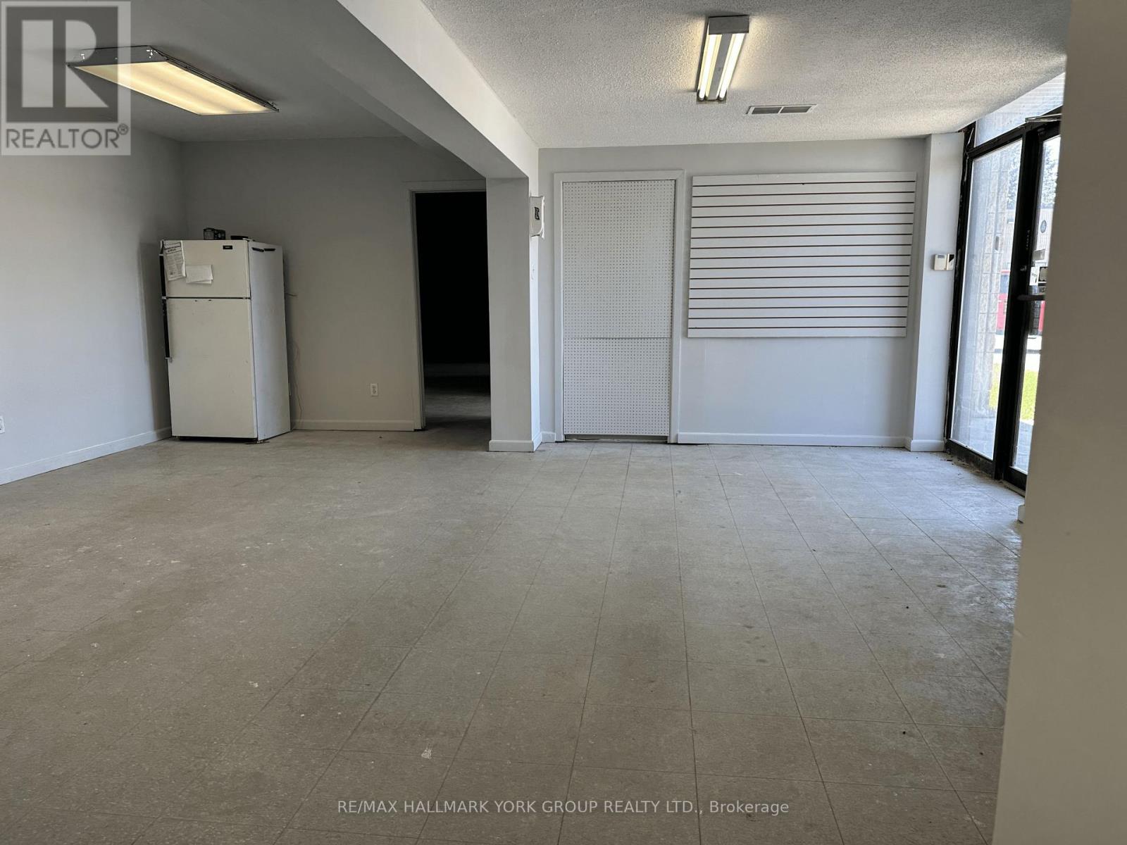 6 - 24707 Woodbine Avenue, Georgina, Ontario  L4P 3E9 - Photo 8 - N12485775