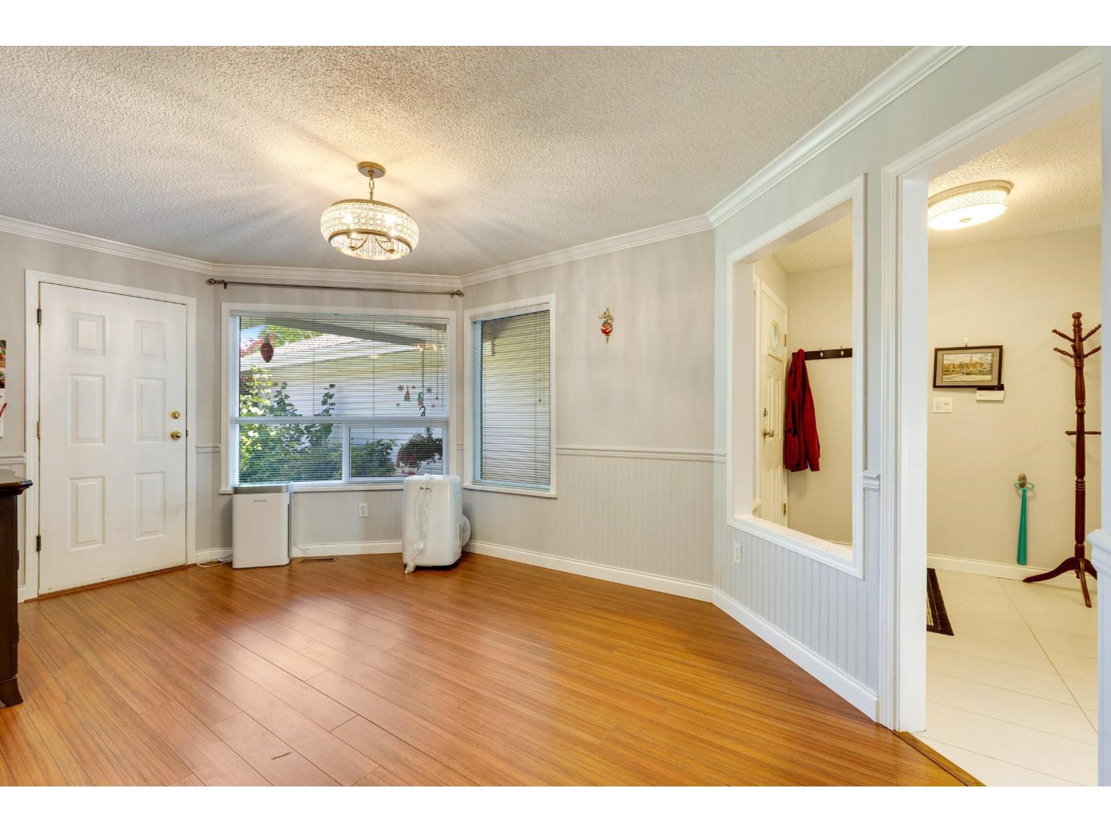6433 121a Street, Surrey, British Columbia  V3W 0Y4 - Photo 2 - R3118745