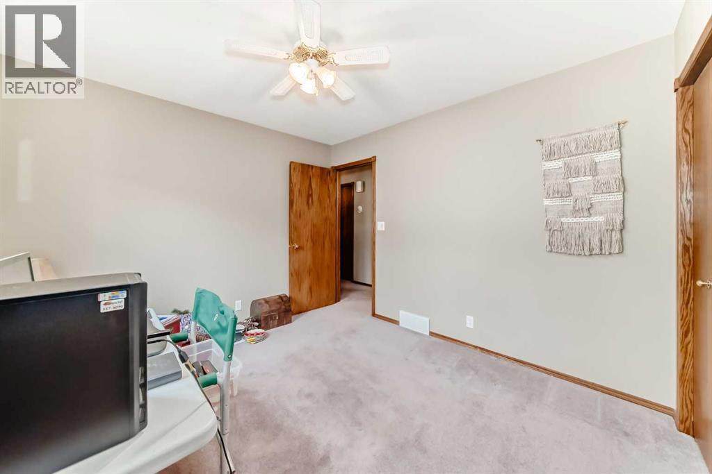 15 East Close, Red Deer, Alberta  T4R 2K2 - Photo 24 - A2320930
