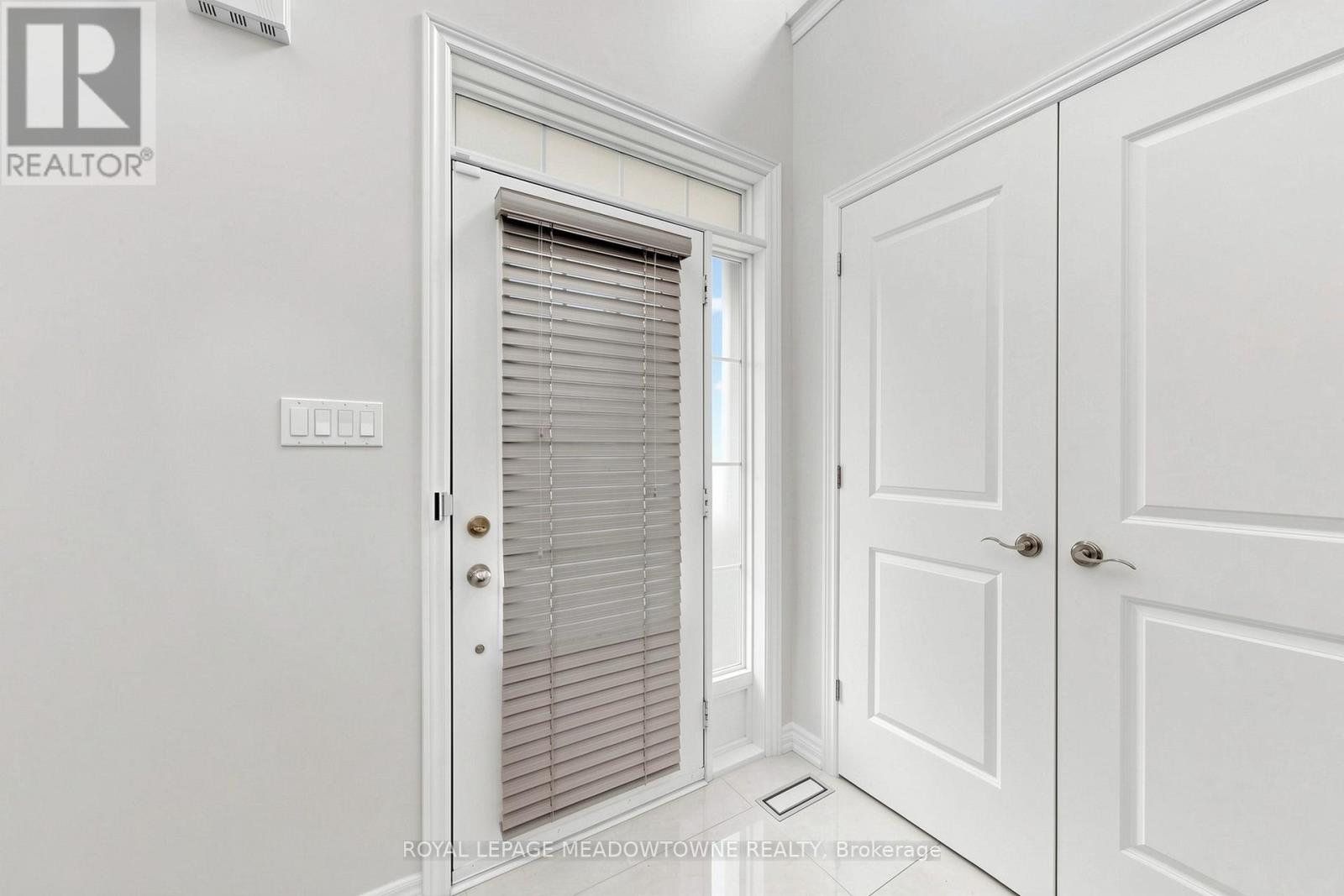 3892 Arvona Place, Mississauga, Ontario  L5M 0Y5 - Photo 4 - W13440032