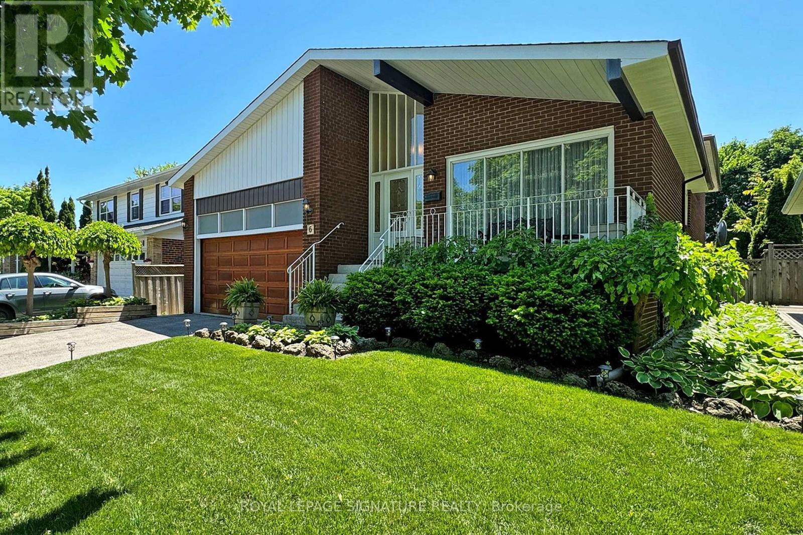 <div class="slider-price">$1,349,900</div><p>6 Kelvinway Drive, Toronto, Ontario</p>