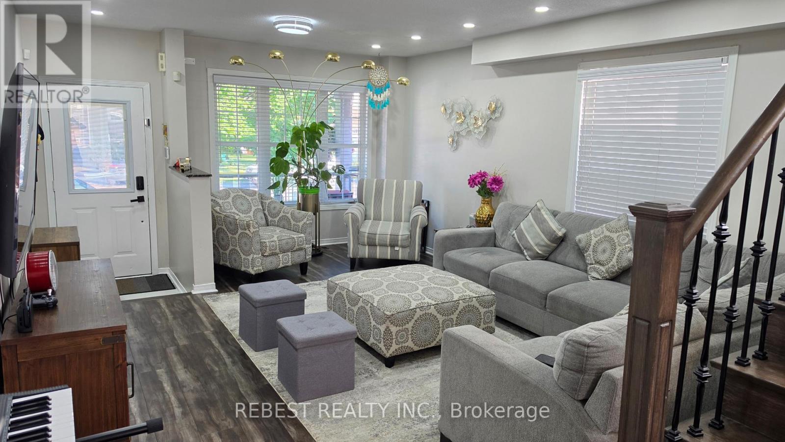 128 Starhill Crescent, Brampton, Ontario L6R 2P9 - Photo 2 - W13428094