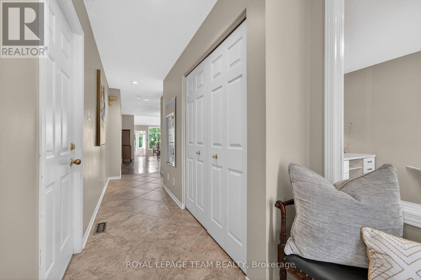 31 - 6 Grand Cedar Court, Ottawa, Ontario  K2S 1C8 - Photo 2 - X13446998