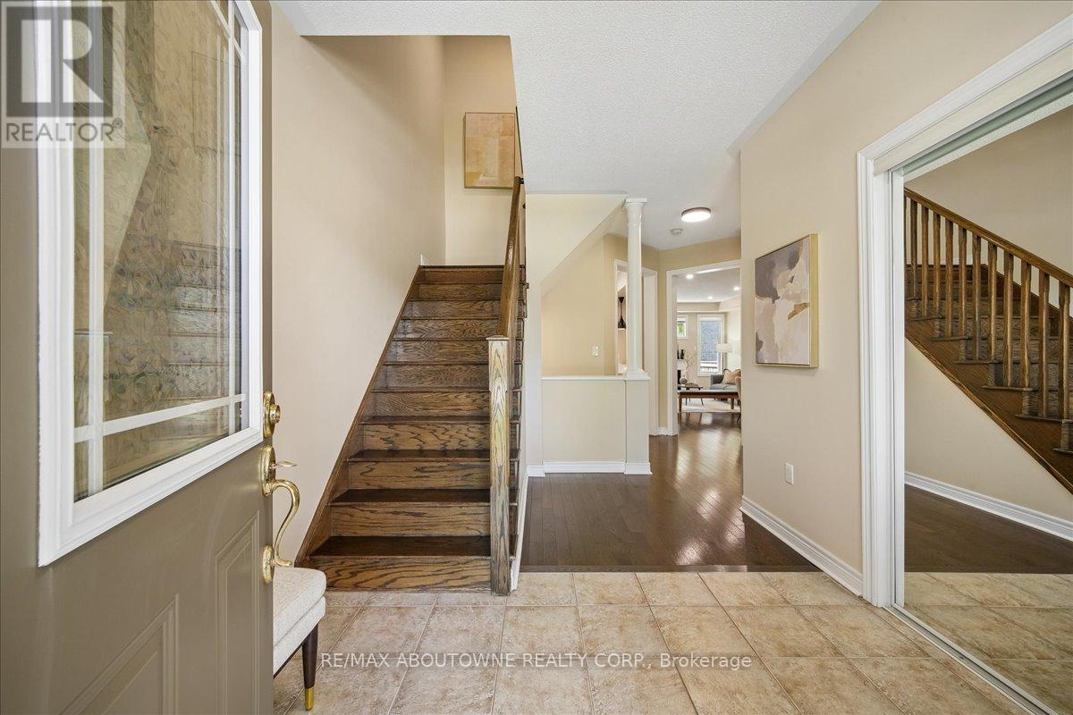 2020 Colonel William Parkway, Oakville, Ontario L6M 0L9 - Photo 4 - W13236724