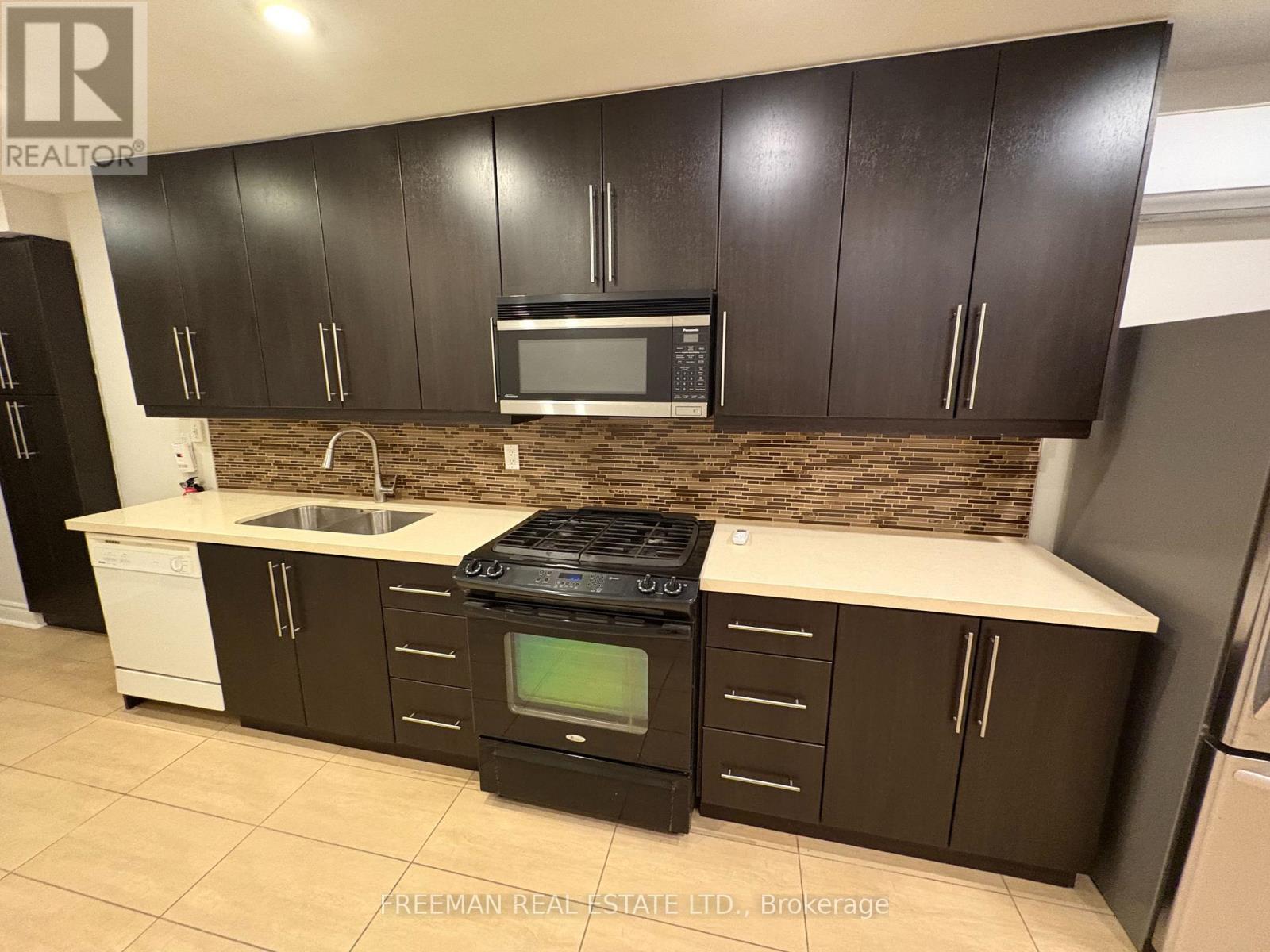 Main - 72 Vermont Avenue, Toronto, Ontario  M6G 1X9 - Photo 7 - C13433692