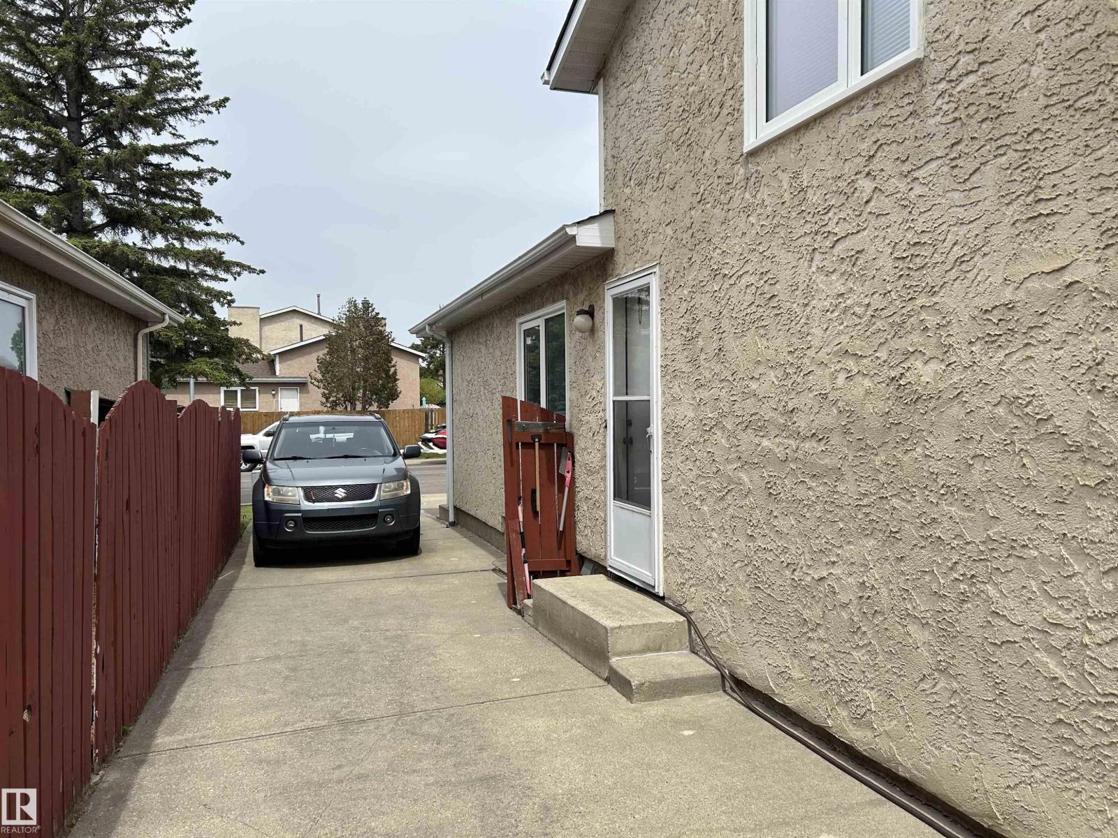 2025 108 St Nw, Edmonton, Alberta  T6J 5V4 - Photo 2 - E4490768