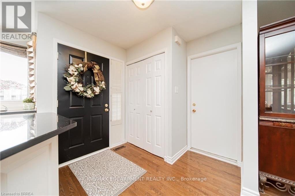 Upper - 43 Kanata Crescent, Brantford, Ontario  N3R 7E8 - Photo 3 - X13447192