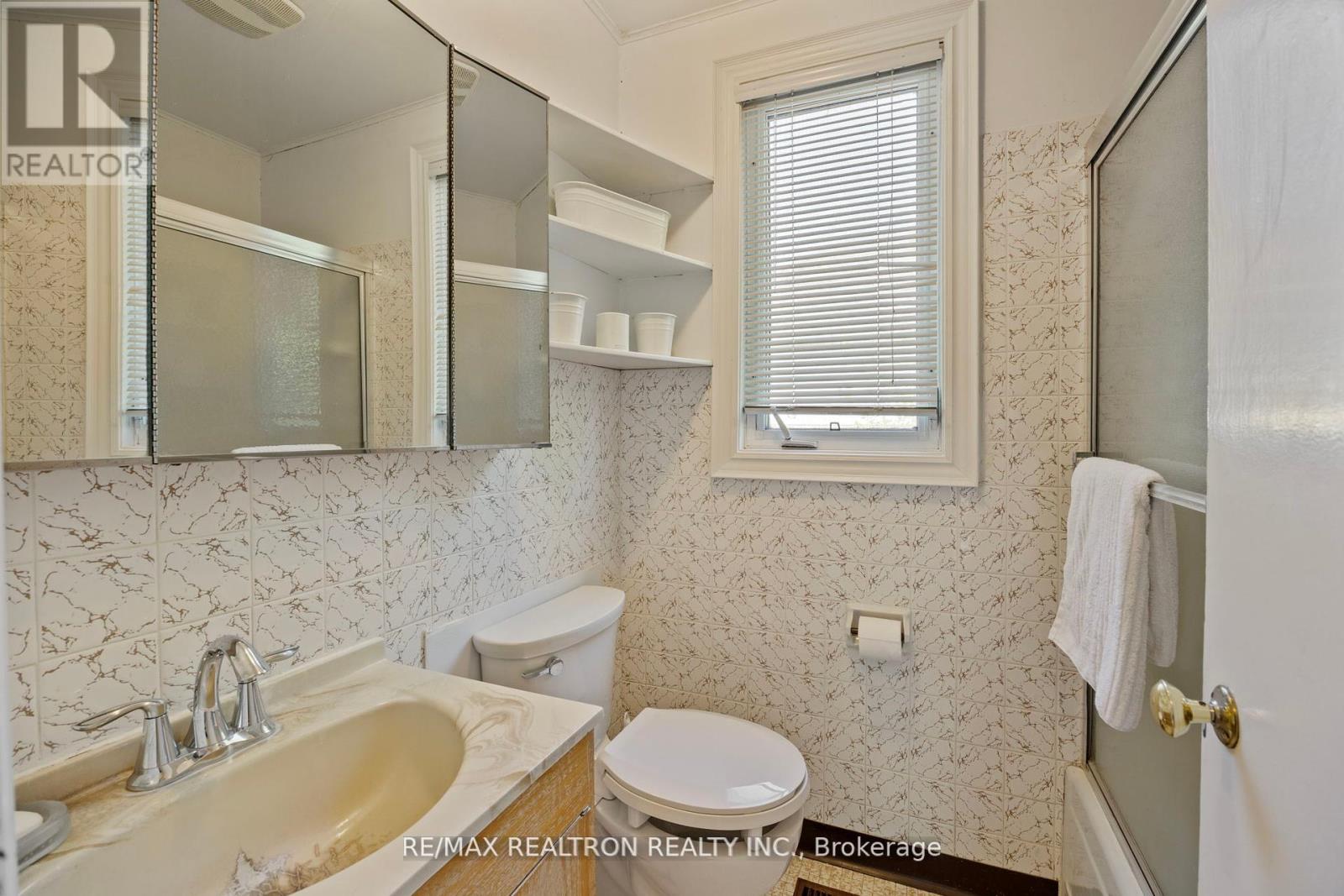 598 Coldstream Avenue, Toronto (Englemount-Lawrence), Ontario  M6B 2L2 - Photo 8 - C13447340