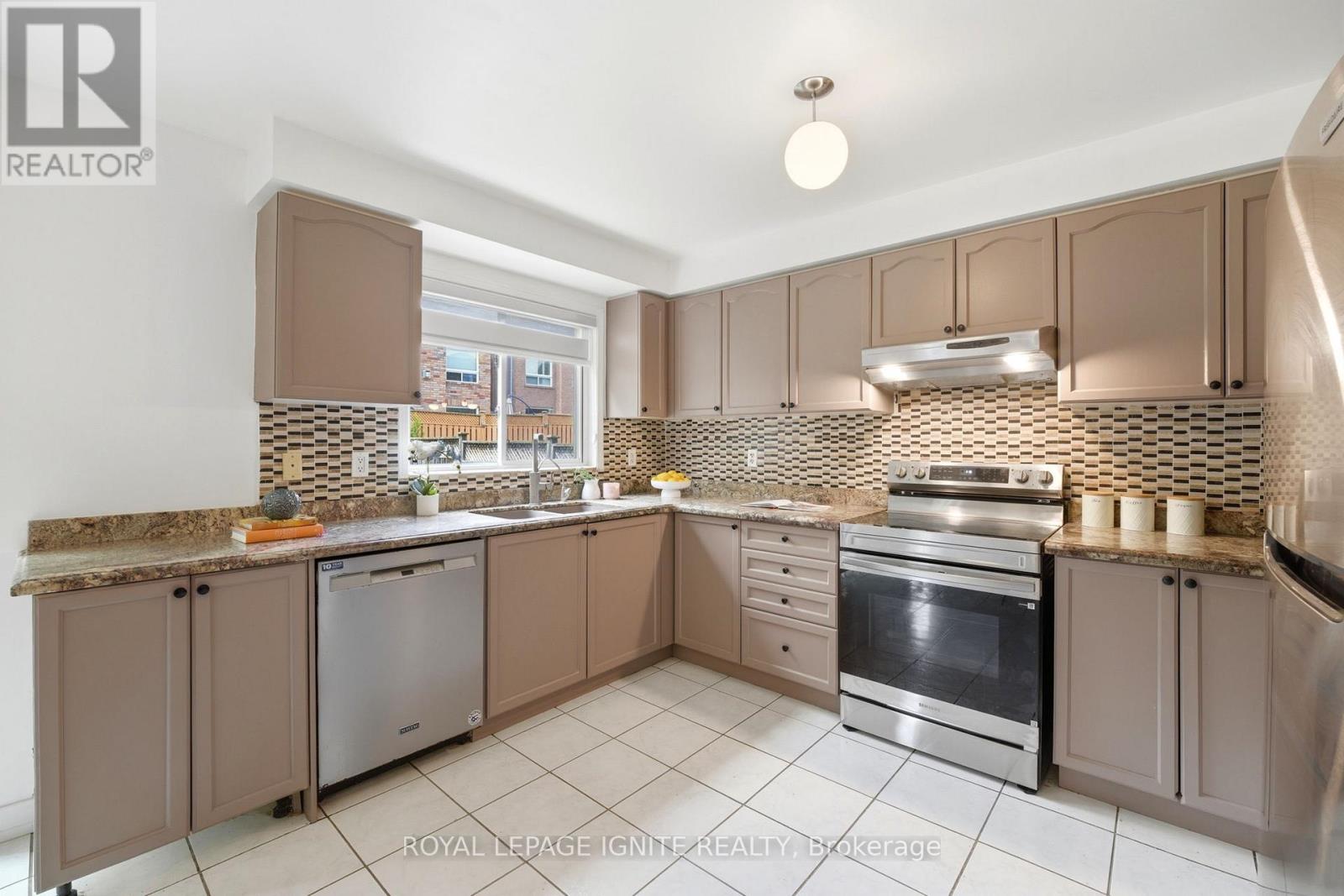 58 Williamson Drive E, Ajax, Ontario  L1T 0A9 - Photo 10 - E13439838