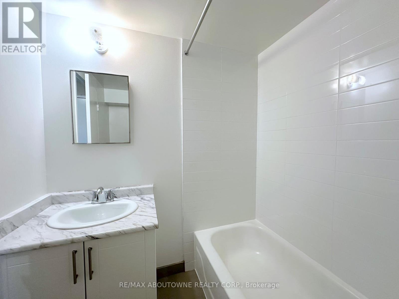 103 - 32 Carluke Crescent, Toronto, Ontario  M2L 2J3 - Photo 7 - C12938456