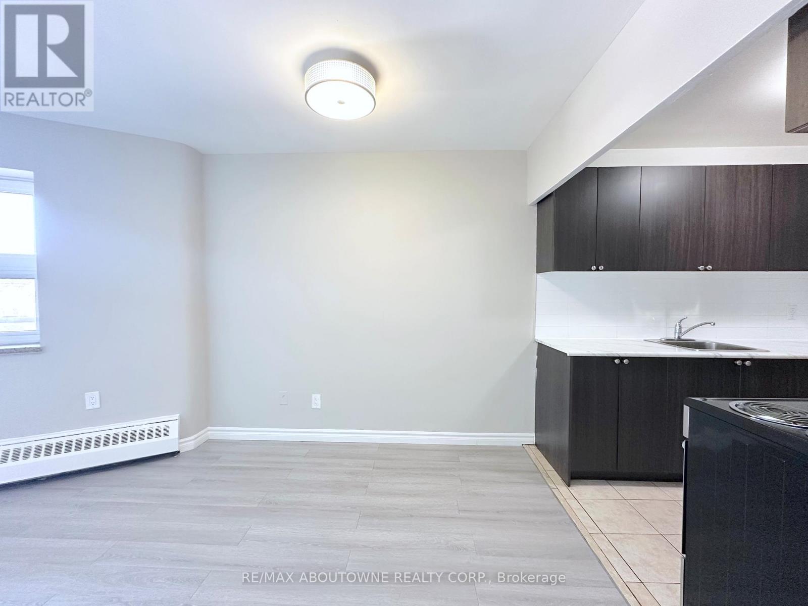 201 - 32 Carluke Crescent, Toronto, Ontario  M2L 2J3 - Photo 3 - C12852984