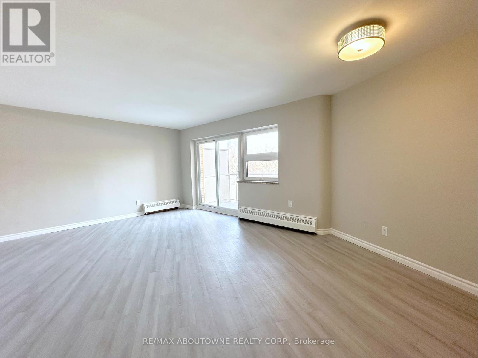 201 - 32 Carluke Crescent, Toronto, Ontario  M2L 2J3 - Photo 2 - C12852984