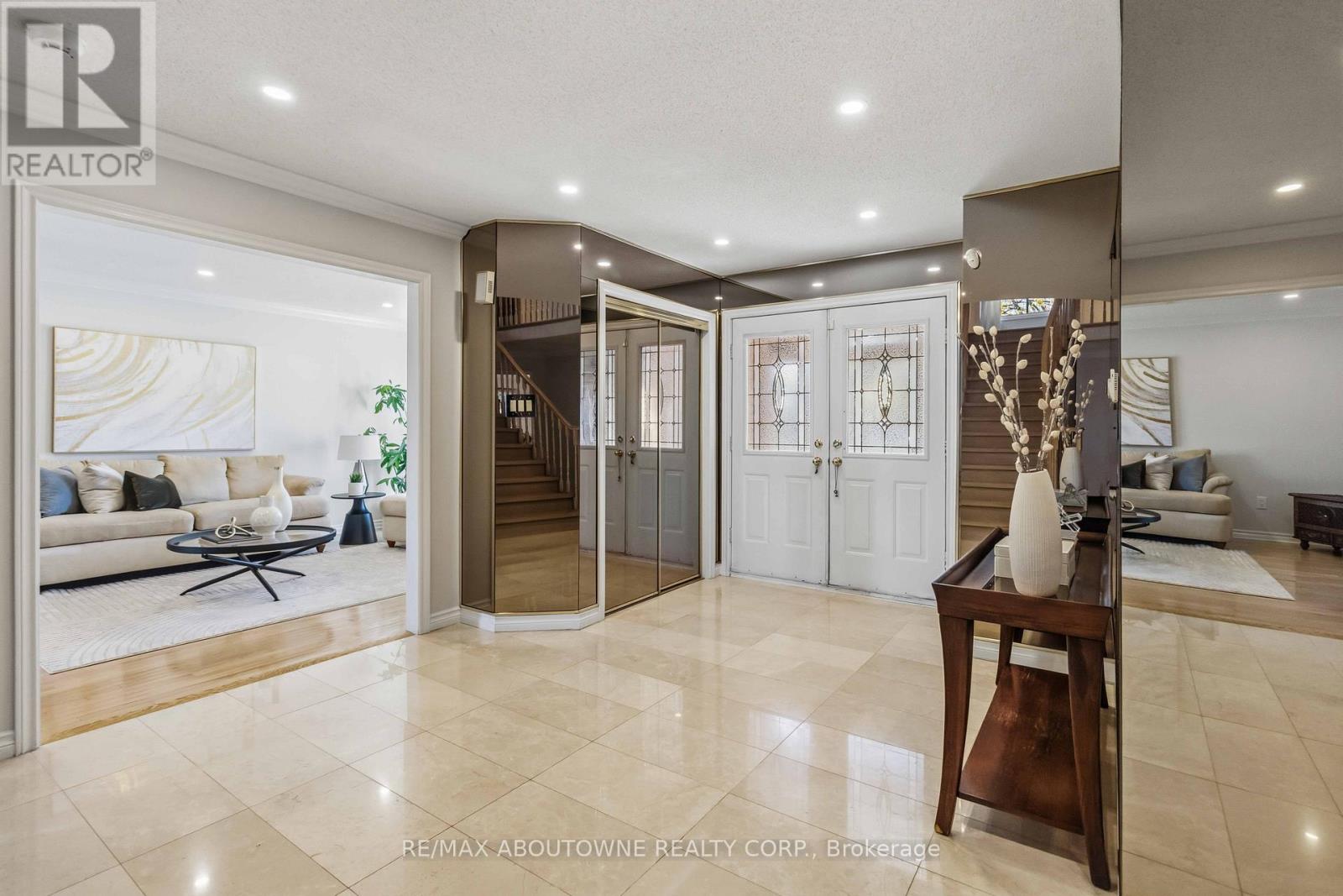 4330 Spinningdale Court, Mississauga, Ontario  L5M 3J8 - Photo 4 - W13233324