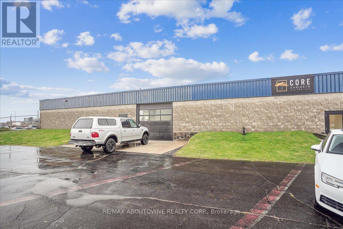 C - 590 South Service Road, Hamilton, Ontario L8E 2W1 - Photo 3 - X12802978