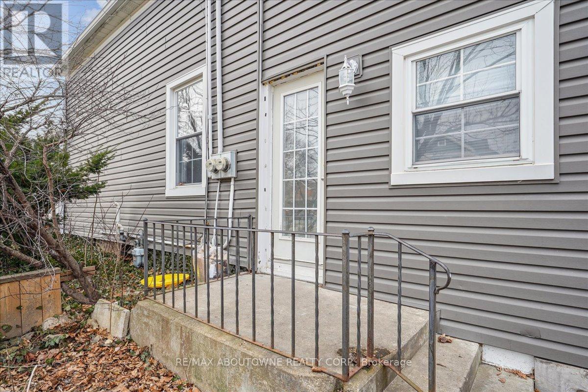 27 George Street, St. Catharines, Ontario  L2R 5N3 - Photo 3 - X12934372