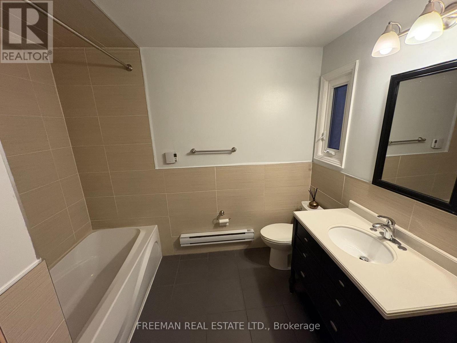 Main - 72 Vermont Avenue, Toronto, Ontario  M6G 1X9 - Photo 21 - C13433692