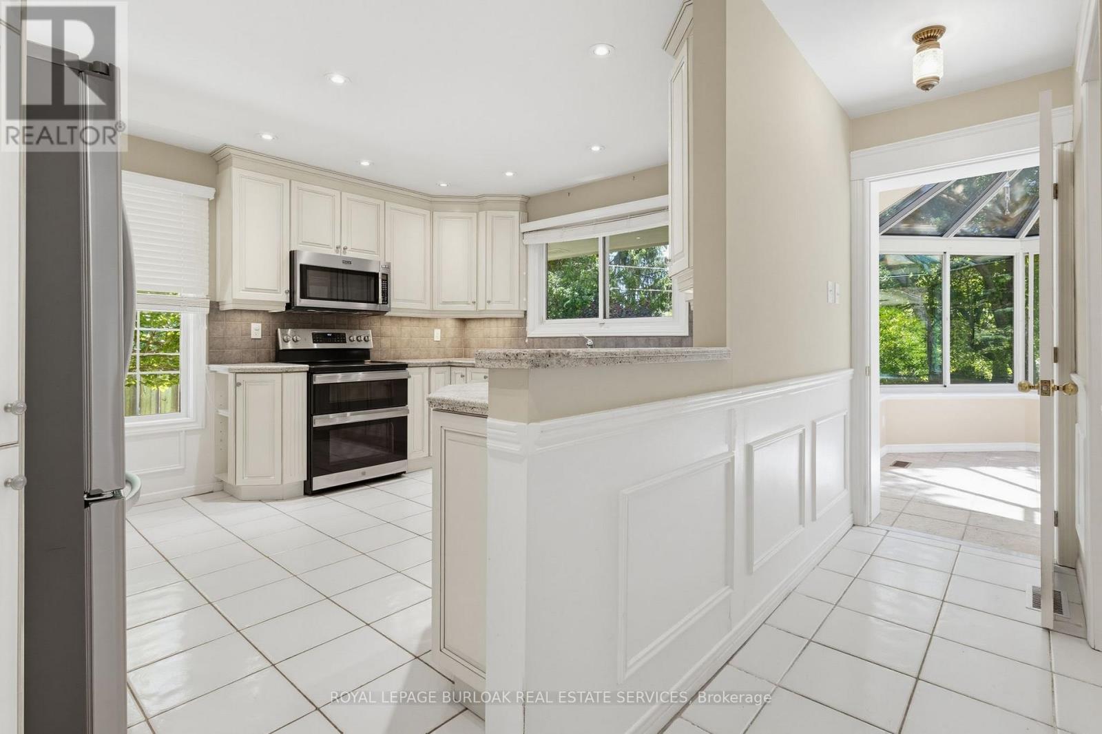 304 Oakwood Court, Burlington, Ontario  L7N 1W9 - Photo 10 - W13447268