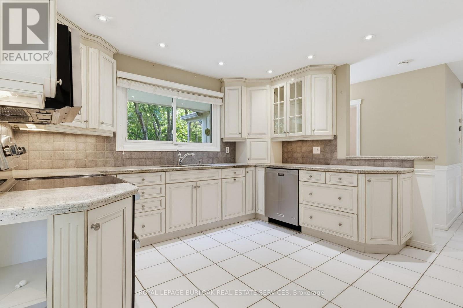 304 Oakwood Court, Burlington, Ontario  L7N 1W9 - Photo 12 - W13447268