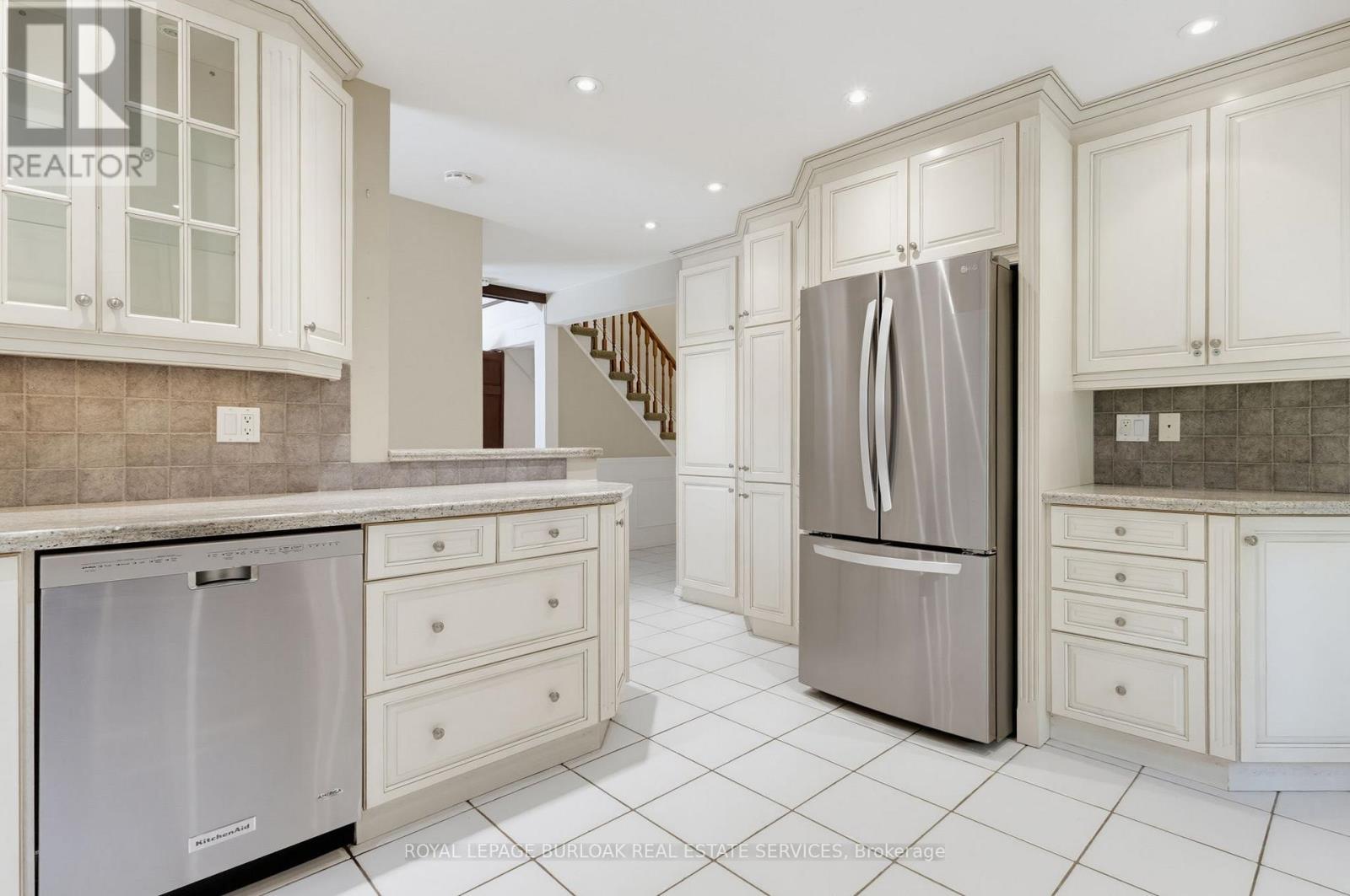 304 Oakwood Court, Burlington, Ontario  L7N 1W9 - Photo 13 - W13447268