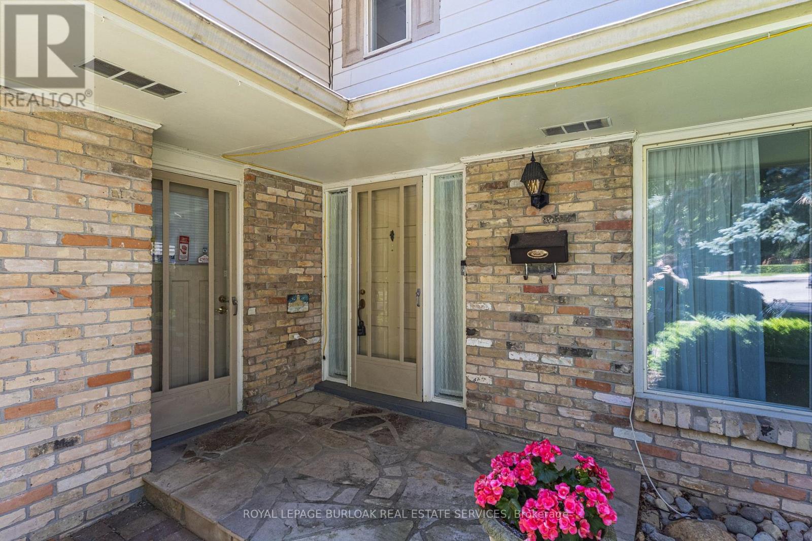304 Oakwood Court, Burlington, Ontario  L7N 1W9 - Photo 6 - W13447268