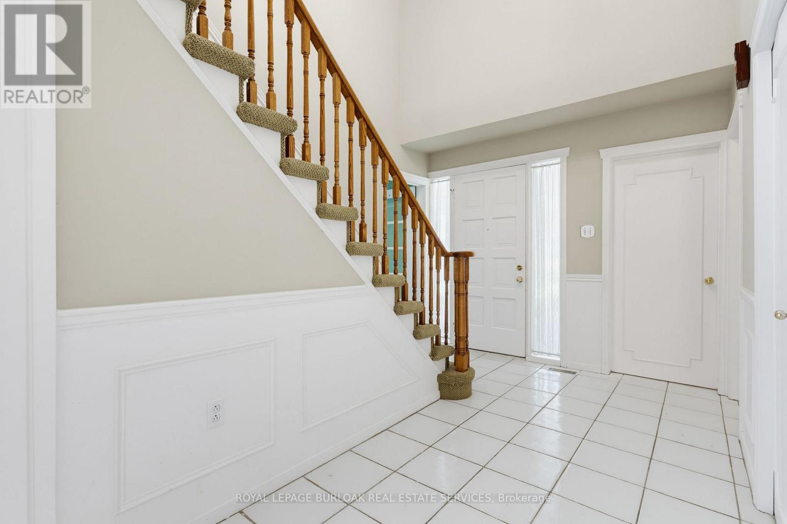 304 Oakwood Court, Burlington, Ontario  L7N 1W9 - Photo 7 - W13447268