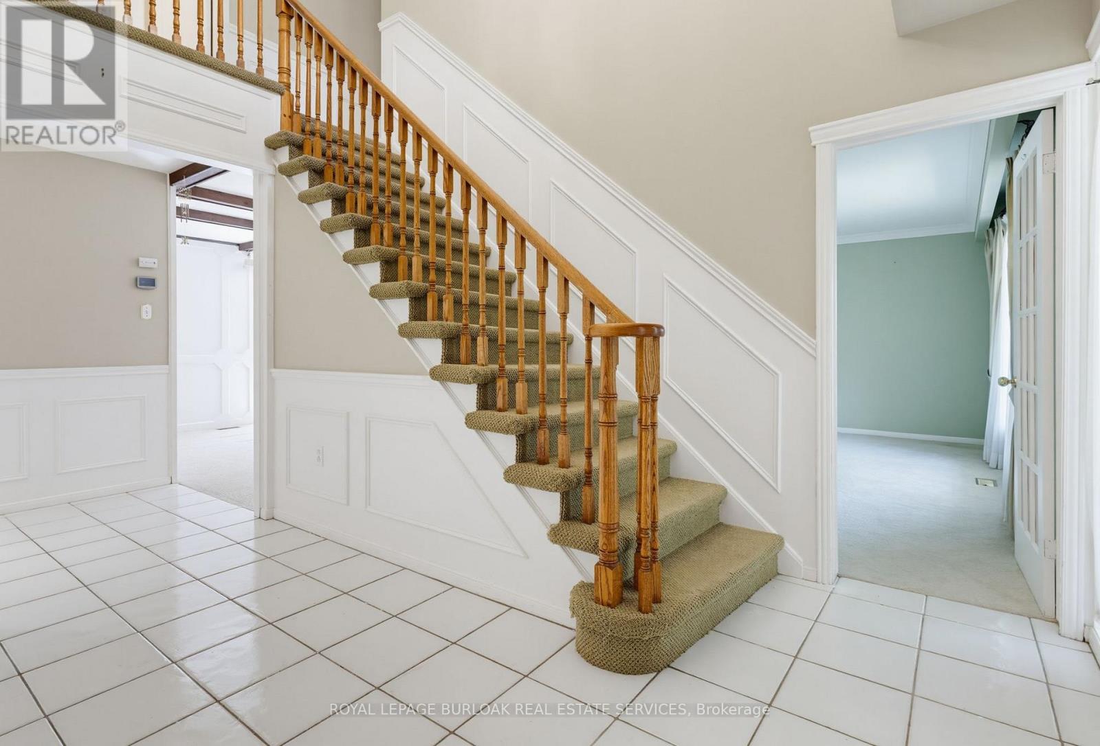 304 Oakwood Court, Burlington, Ontario  L7N 1W9 - Photo 8 - W13447268