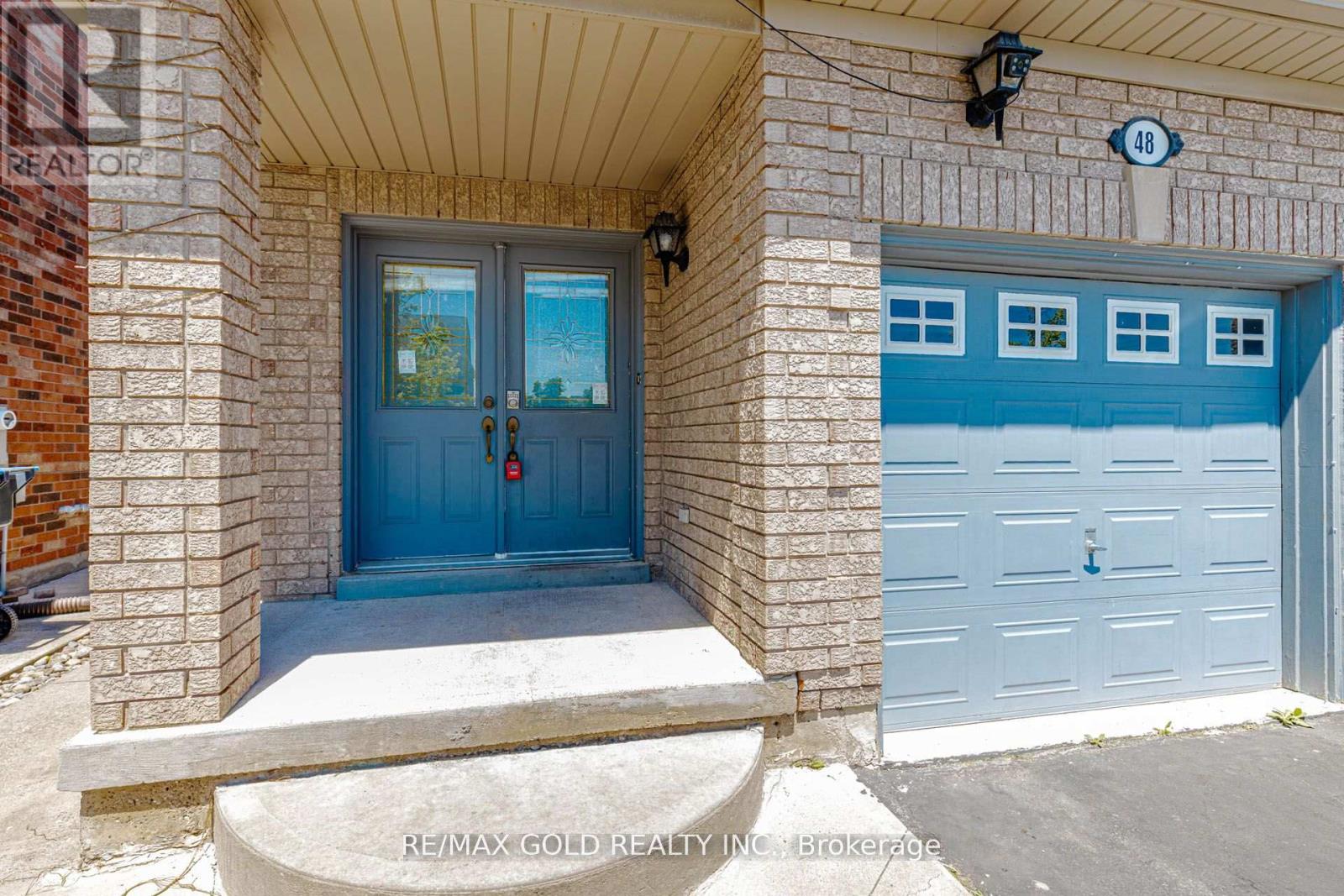 48 Sugarberry Drive, Brampton, Ontario  L6X 0K2 - Photo 2 - W13447308