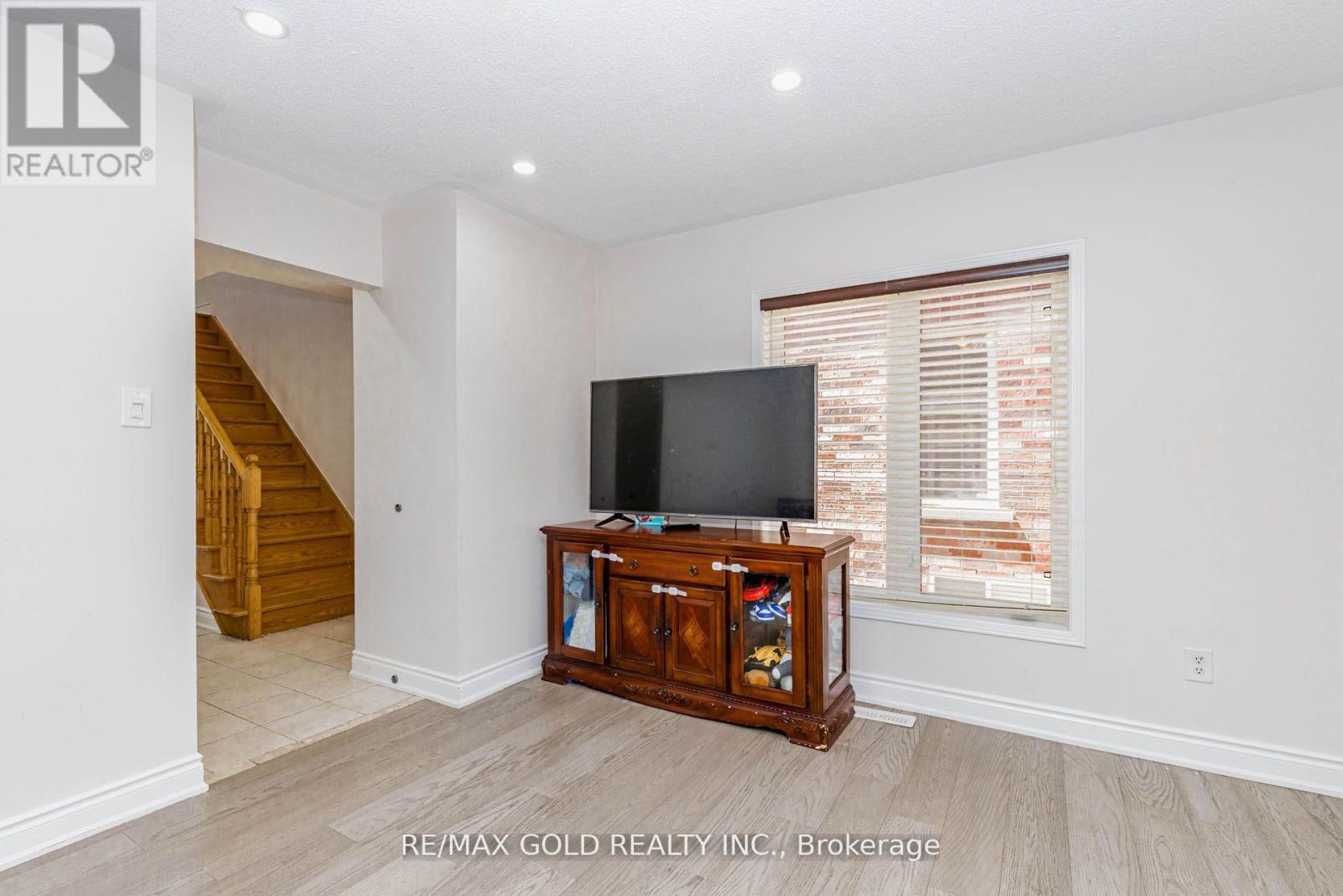 48 Sugarberry Drive, Brampton, Ontario  L6X 0K2 - Photo 9 - W13447308