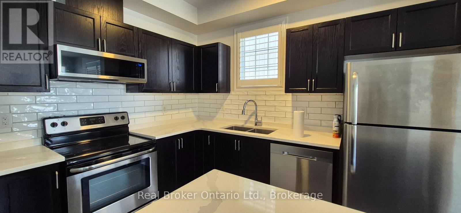 172 Mcbride Avenue, Clarington, Ontario  L1C 0J4 - Photo 4 - E13447562