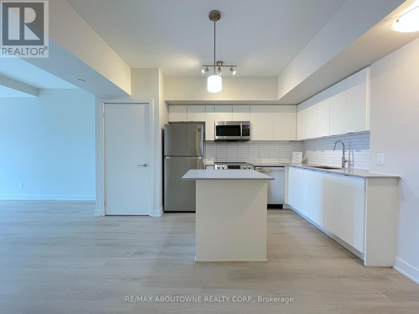 606 - 3385 Dundas Street W, Toronto, Ontario  M6S 2S2 - Photo 3 - W12994408