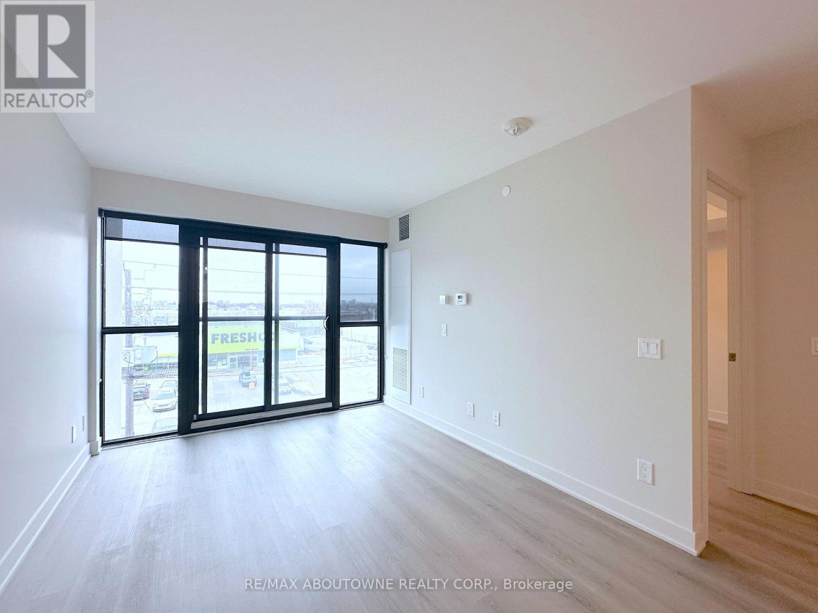 409 - 3385 Dundas Street W, Toronto, Ontario  M6S 2S2 - Photo 6 - W13076752