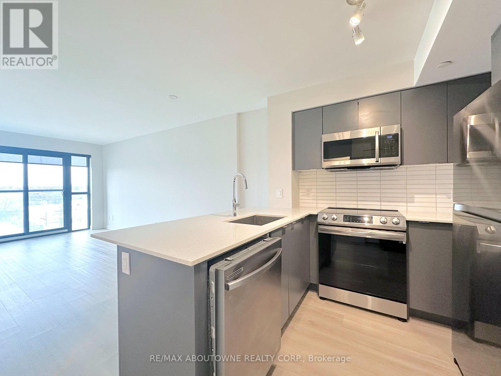 514 - 3385 Dundas Street W, Toronto, Ontario  M6S 2S2 - Photo 2 - W13094534