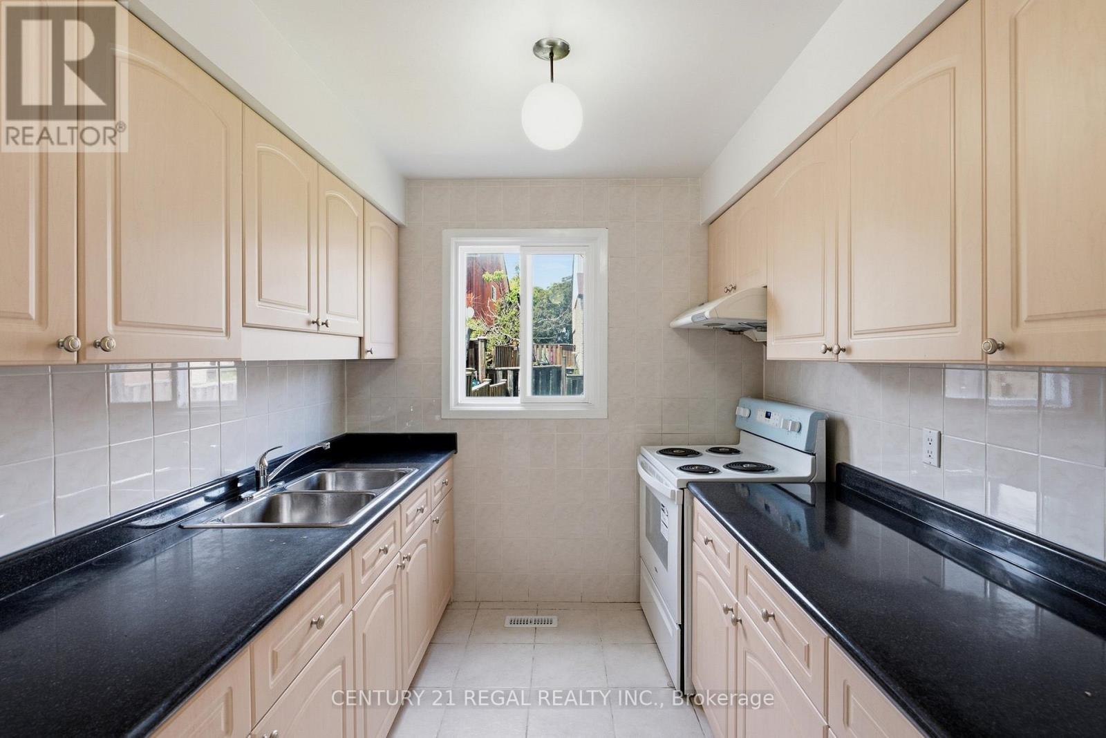 28 Newdawn Crescent, Toronto, Ontario  M1V 1J9 - Photo 4 - E13447626