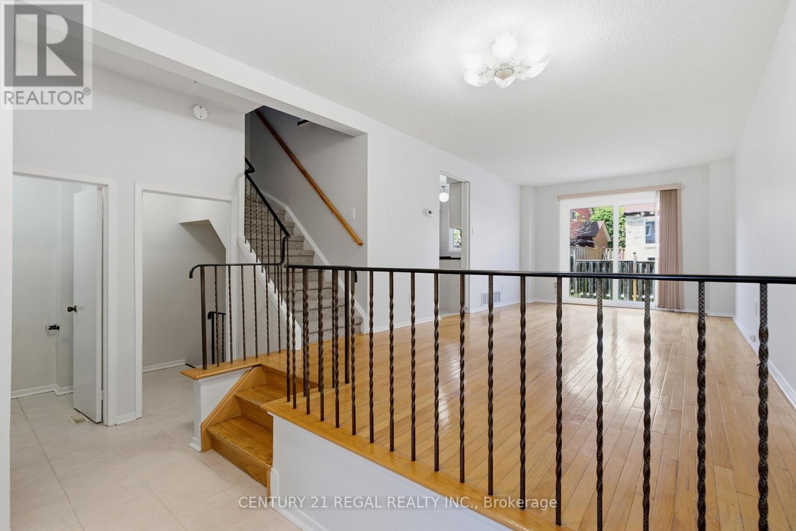 28 Newdawn Crescent, Toronto, Ontario  M1V 1J9 - Photo 5 - E13447626