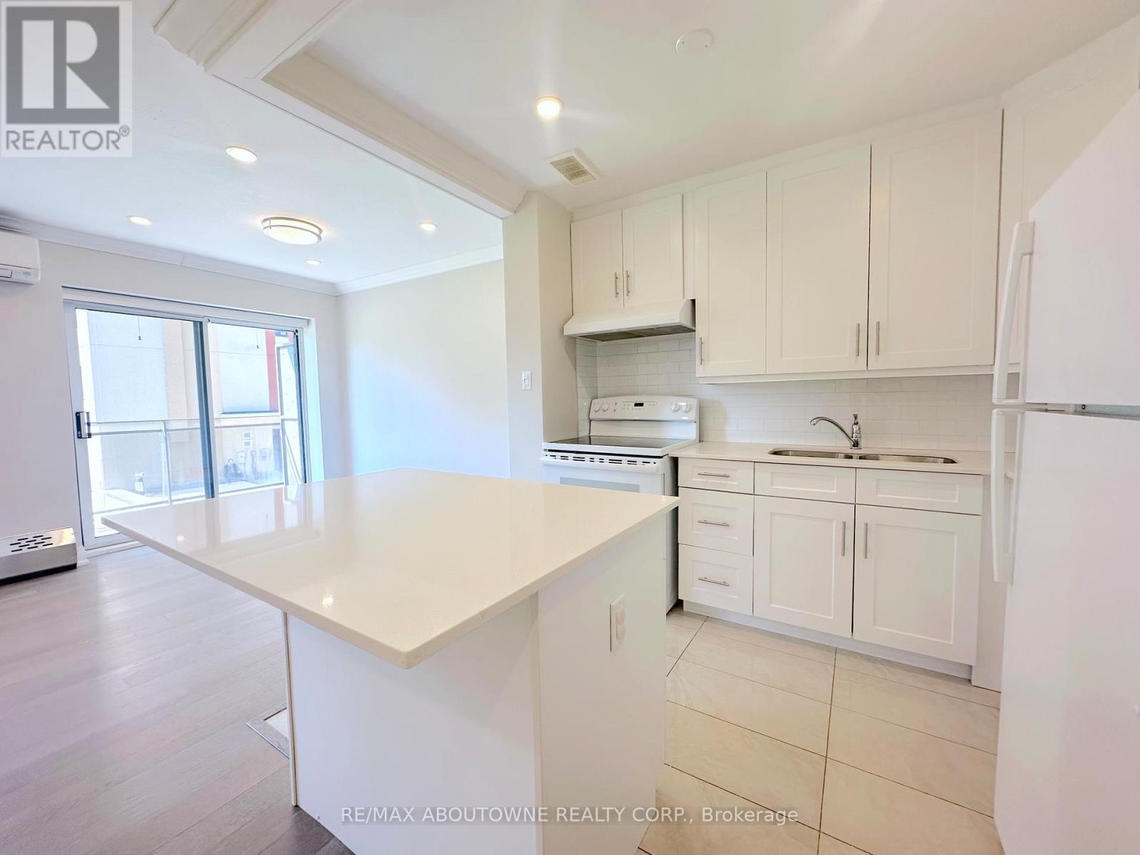 204 - 135 Allan Street, Oakville, Ontario  L6J 3N4 - Photo 3 - W13259442