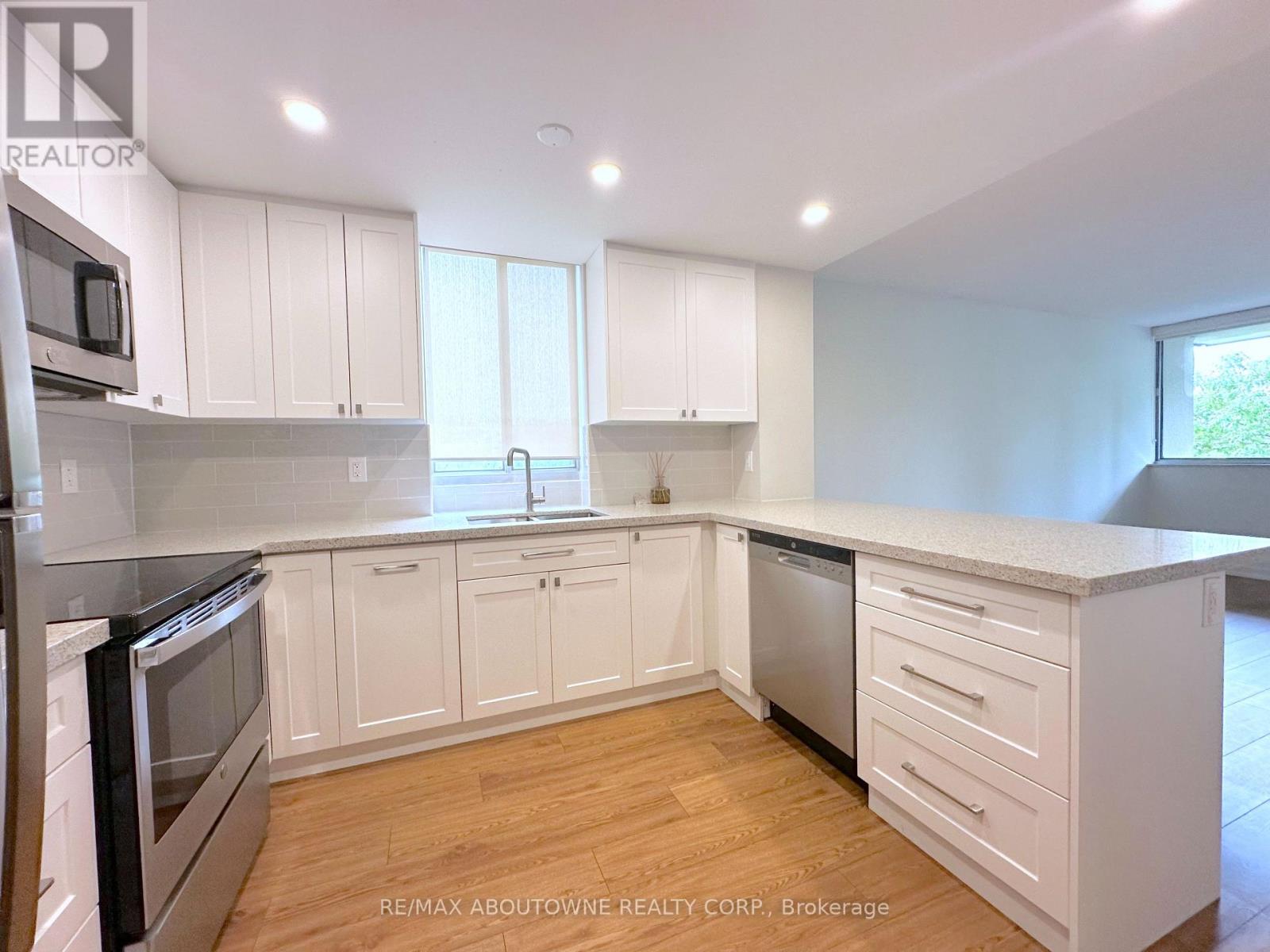 301 - 165 La Rose Avenue, Toronto, Ontario  M9P 3S9 - Photo 4 - W13431048