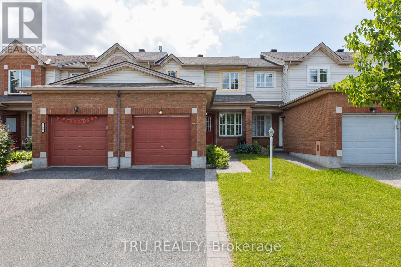 135 MARGRAVE AVENUE, Ottawa, Ontario