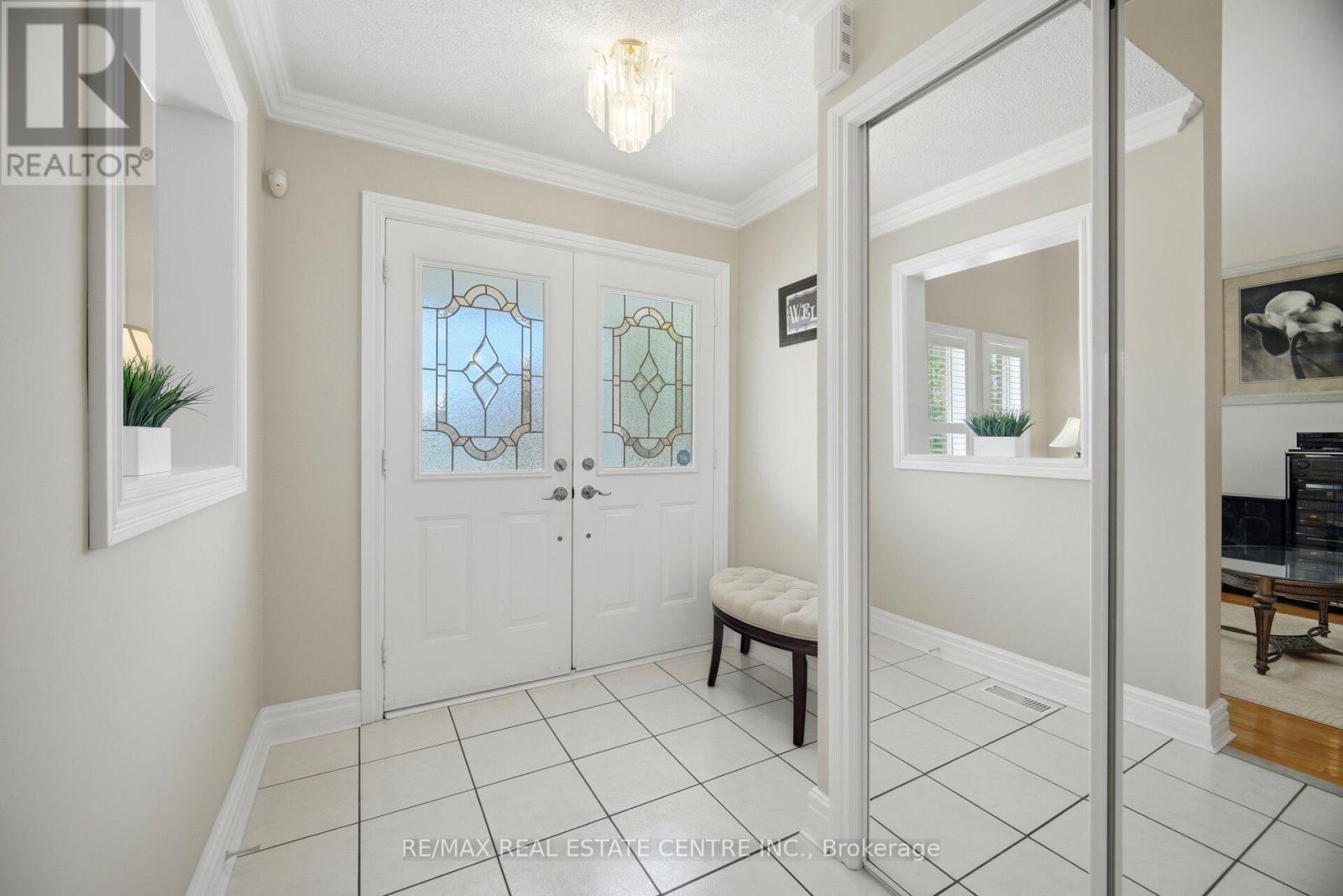 18 Grasshopper Way, Brampton, Ontario  L6R 2J6 - Photo 3 - W13447738