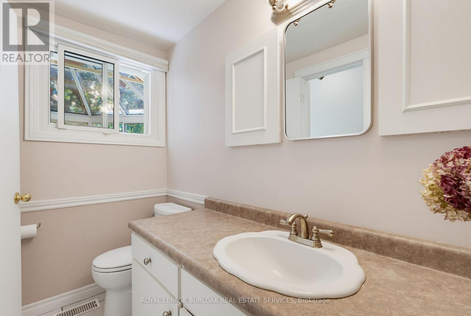 304 Oakwood Court, Burlington, Ontario  L7N 1W9 - Photo 20 - W13447268