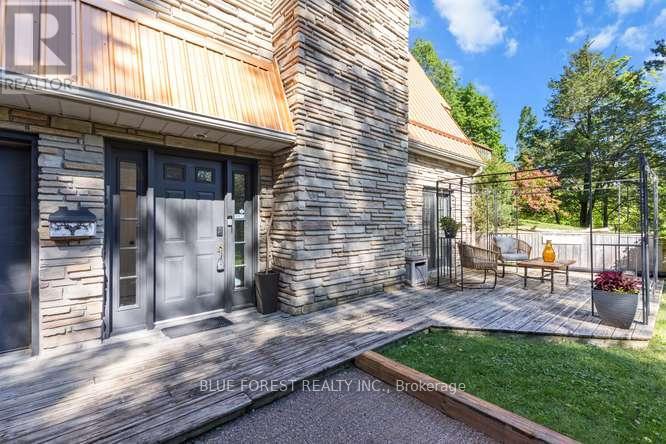 7424 Dolway Drive, Lambton Shores, Ontario  N0M 2L0 - Photo 4 - X13447876