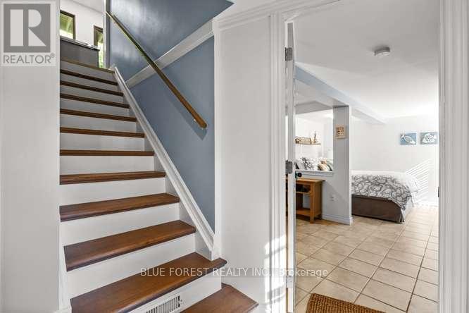 7424 Dolway Drive, Lambton Shores, Ontario  N0M 2L0 - Photo 7 - X13447876