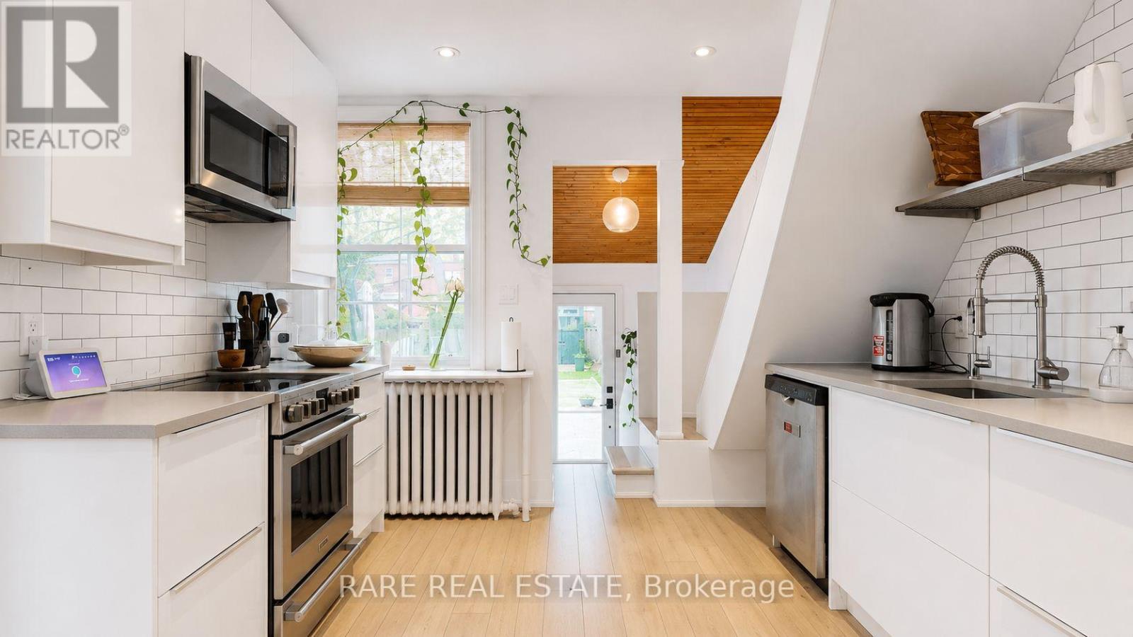 48 Redwood Avenue, Toronto, Ontario  M4L 2S6 - Photo 3 - E13447870