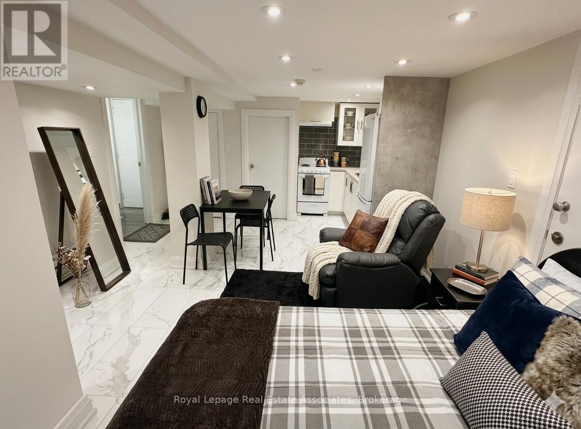7 (Bsmt) - 237 Lakeshore Road E, Mississauga, Ontario  L5G 1G8 - Photo 4 - W13447802