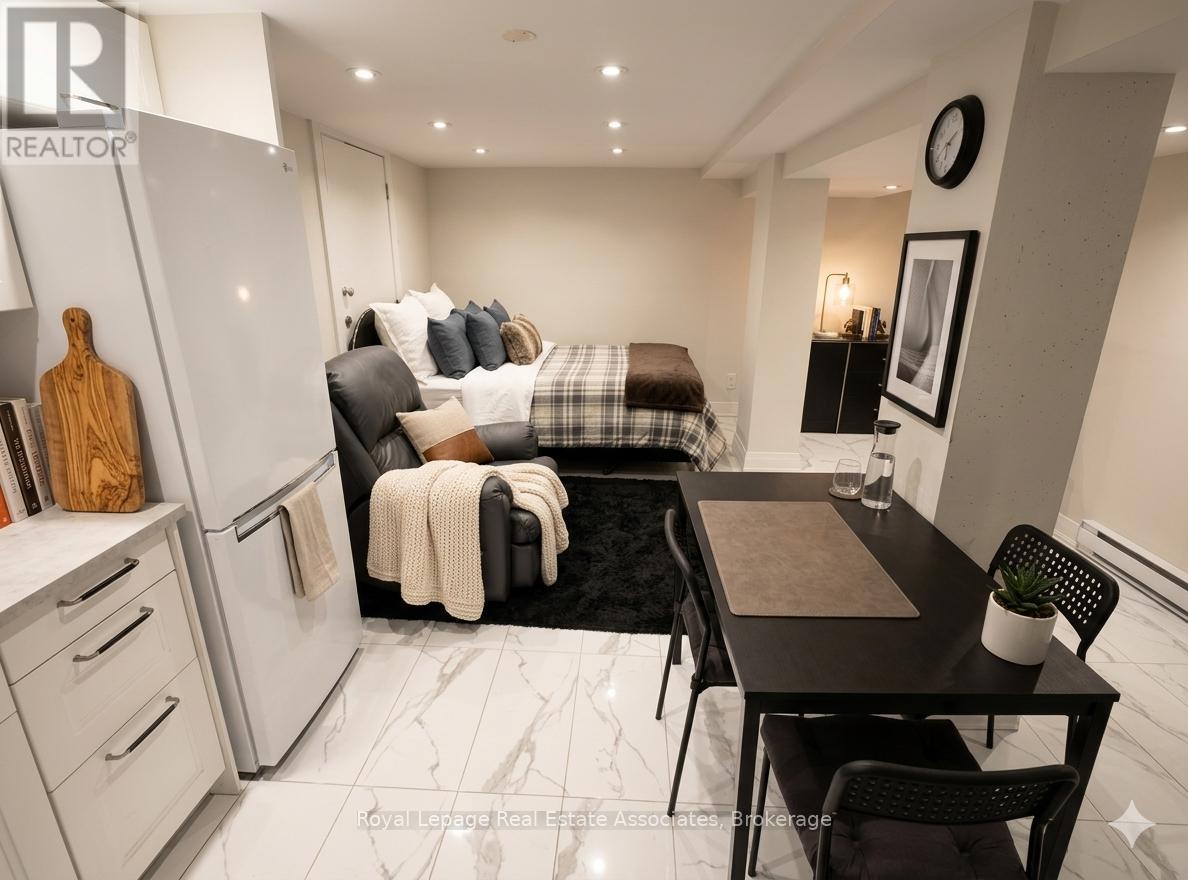 7 (Bsmt) - 237 Lakeshore Road E, Mississauga, Ontario  L5G 1G8 - Photo 5 - W13447802
