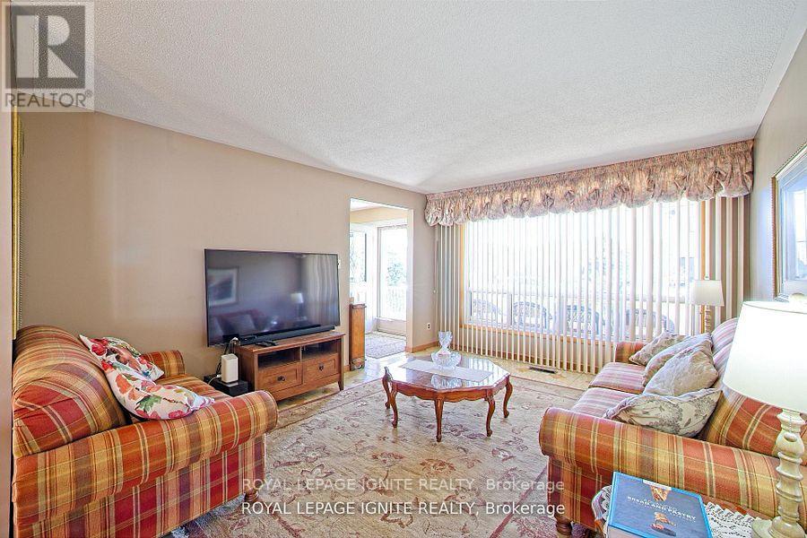 3350 Lehigh Crescent W, Mississauga, Ontario  L4T 1W8 - Photo 9 - W13447872