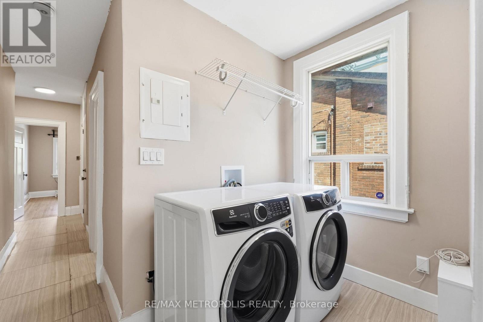Upper - 277 Gilmour Avenue, Toronto, Ontario  M6P 3B6 - Photo 10 - W13447932