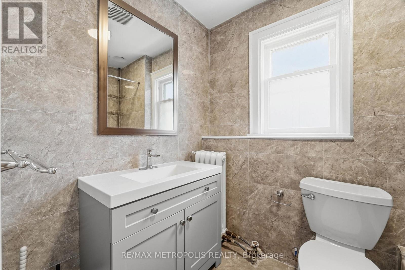 Upper - 277 Gilmour Avenue, Toronto, Ontario  M6P 3B6 - Photo 11 - W13447932