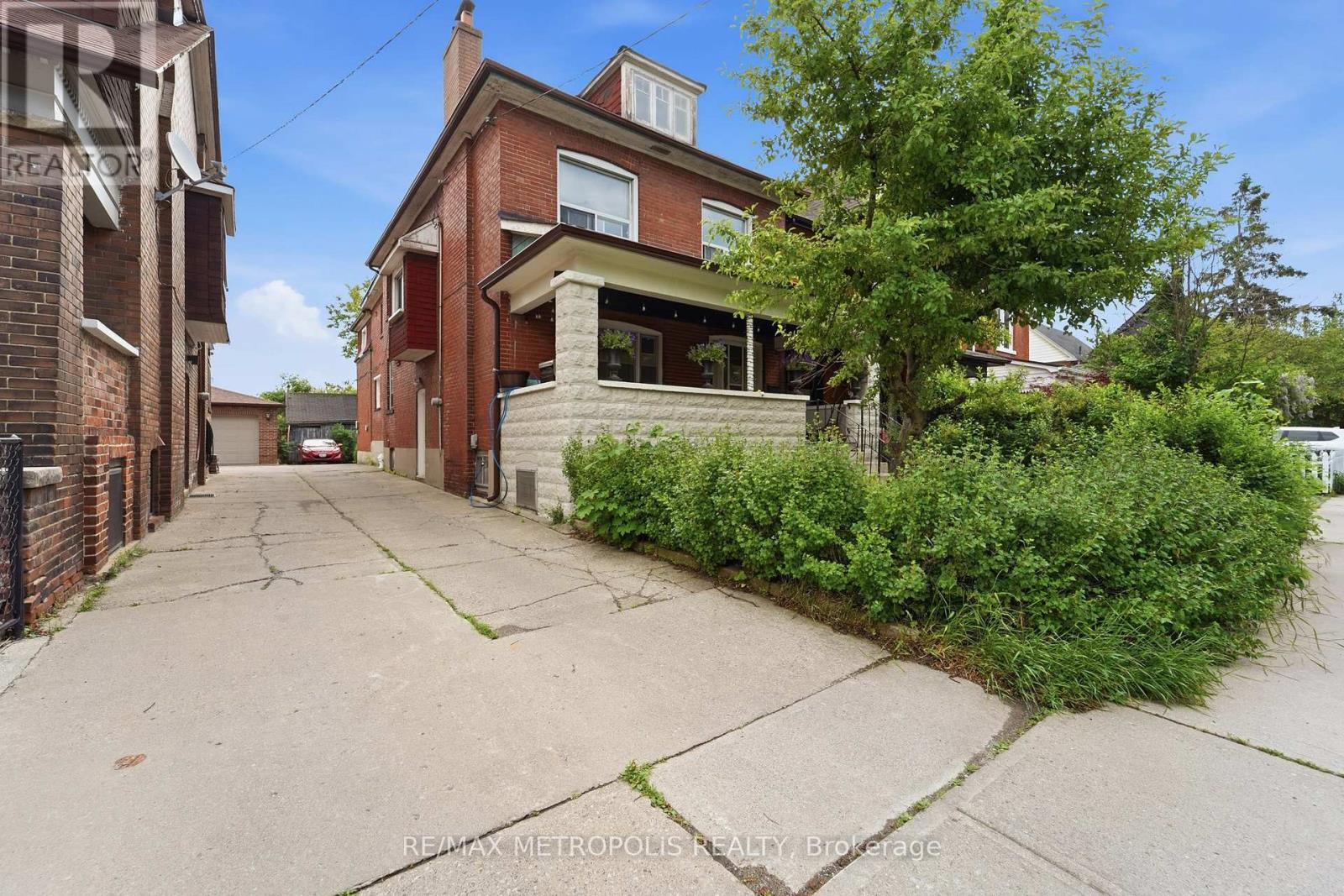 Upper - 277 Gilmour Avenue, Toronto, Ontario  M6P 3B6 - Photo 18 - W13447932