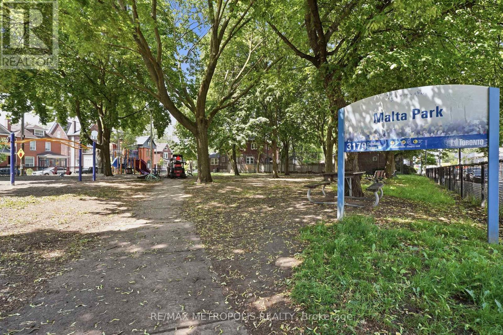 Upper - 277 Gilmour Avenue, Toronto, Ontario  M6P 3B6 - Photo 19 - W13447932