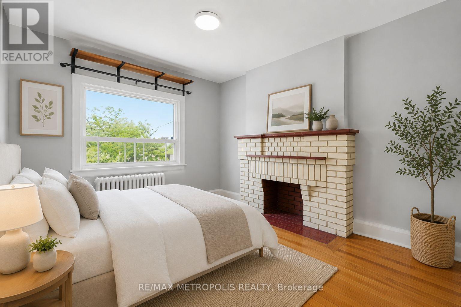 Upper - 277 Gilmour Avenue, Toronto, Ontario  M6P 3B6 - Photo 3 - W13447932